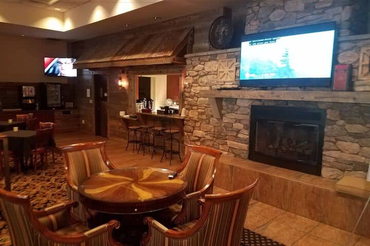 Lounge 41 of 54